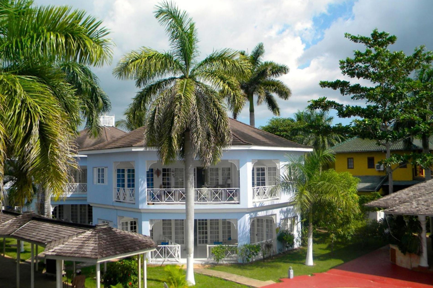 Beachcomber Club Resort image 1