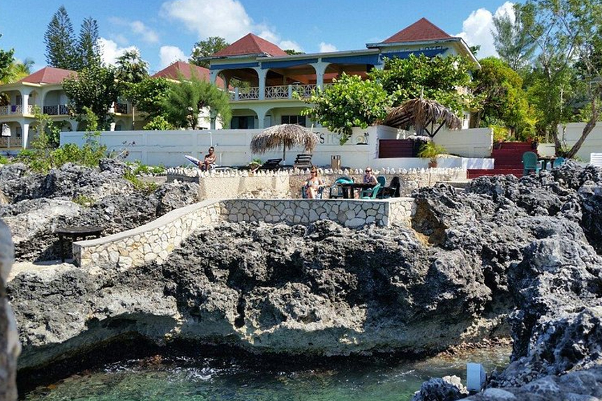 Coral Seas Cliff Resort image 1
